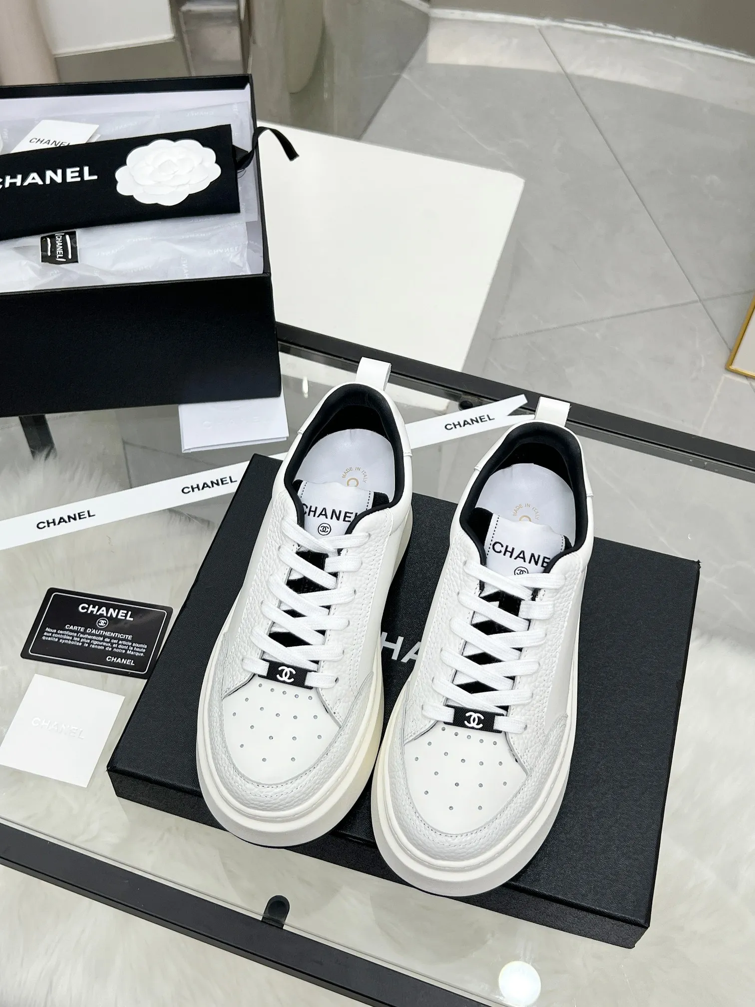 👟👟Ex-factory price 540👟👟 CHANEL 25C spring and summer new sports shoes official website is available at the same time ❤️ Counter out-of-stock kings. Major bloggers are recommending new styles on social days. This season’s new styles are simply eye-catching and look great on the feet. The casual casual sports style is refreshing and natural, interpreting Chanel’s fashionable femininity. The overall customization makes all sports shoes on the market at that time obsolete. This series is now available for sale! The upper is made of custom imported pebbled calf leather ➕ custom frosted calf leather. The lining is made of original one-to-one professionally customized mesh. Hardware accessories. Original full set of molds (not common in the market). Original custom molded TPU combination outsole. Height 4 cm. Women's size 35-39.
